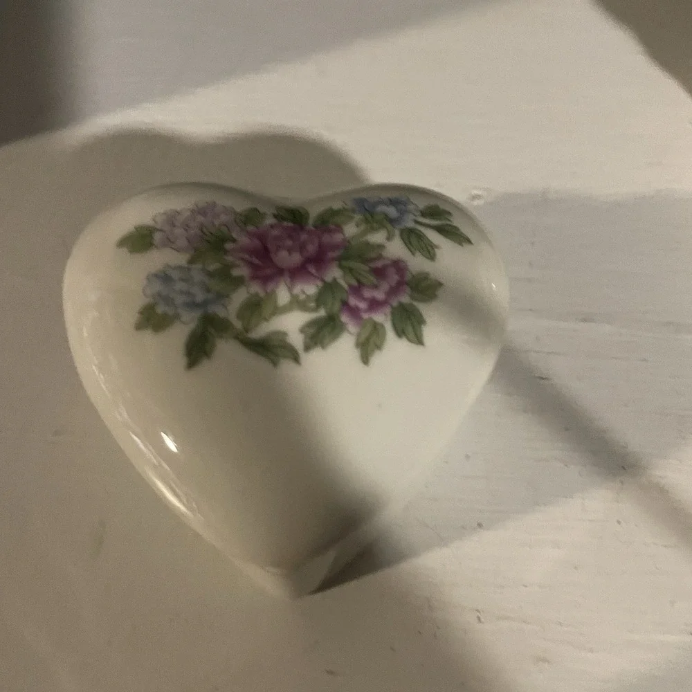 Porcelain Heart Shaped‎ Trinket Box Floral Purple Lilac & Blue Flowers